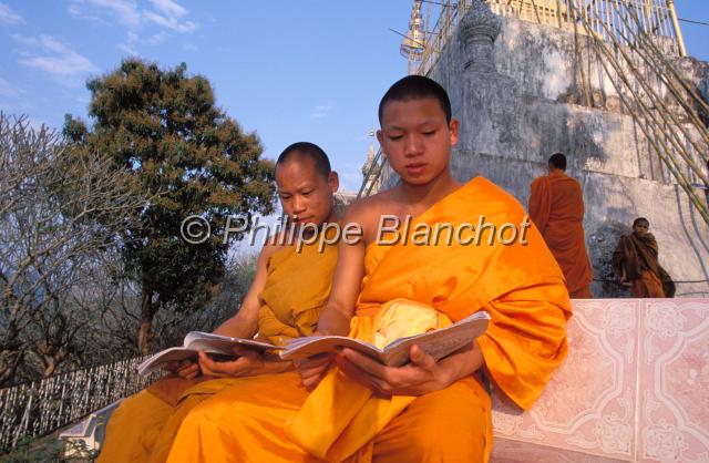 laos 04.JPG - Jeunes moines au Mont PhousiLuang PrabangLaos